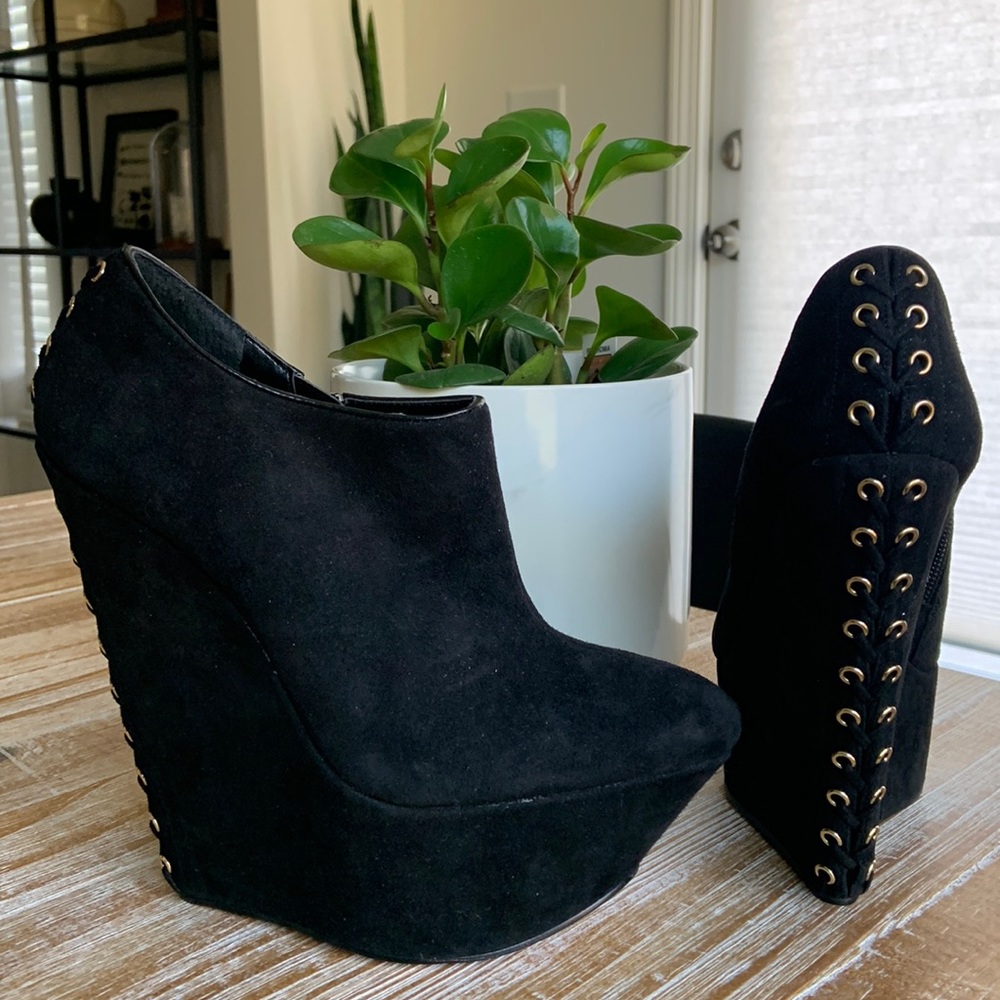 Shoemint ankle wedge bootie